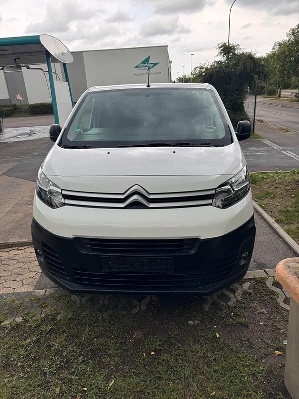 Weiß Gebraucht 2020 Citroën Jumpy Van / Kleinbus | 14.999 € (Etwas zu teuer) - Bild 1/4