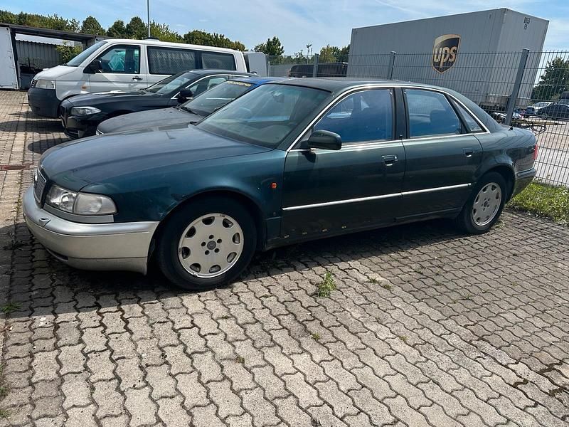 Grün Gebraucht 1995 Audi A8 Limousine | 900 € - Bild 1/4