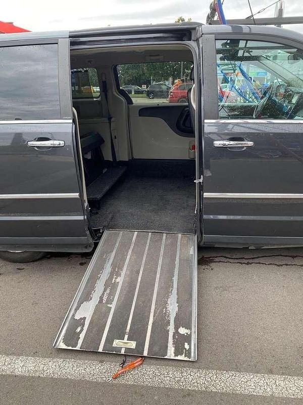 Schwarz Gebraucht 2012 Lancia Voyager Gold Van / Kleinbus | 7.900 € (Guter Preis) - Bild 1/4