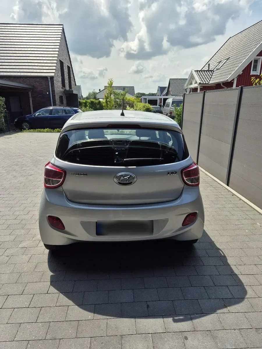 Gebraucht Hyundai i10 Edition 67 PS (49 kW) 2015 Silber Kleinwagen
