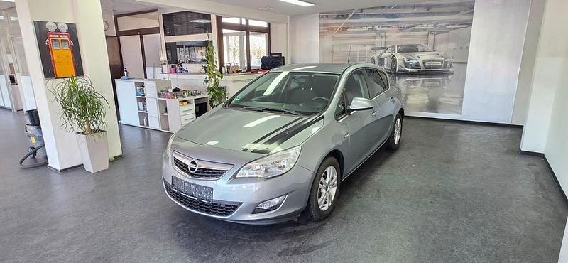 Gebraucht Opel Astra Edition 140 PS (102 kW) 2012 Grau Limousine