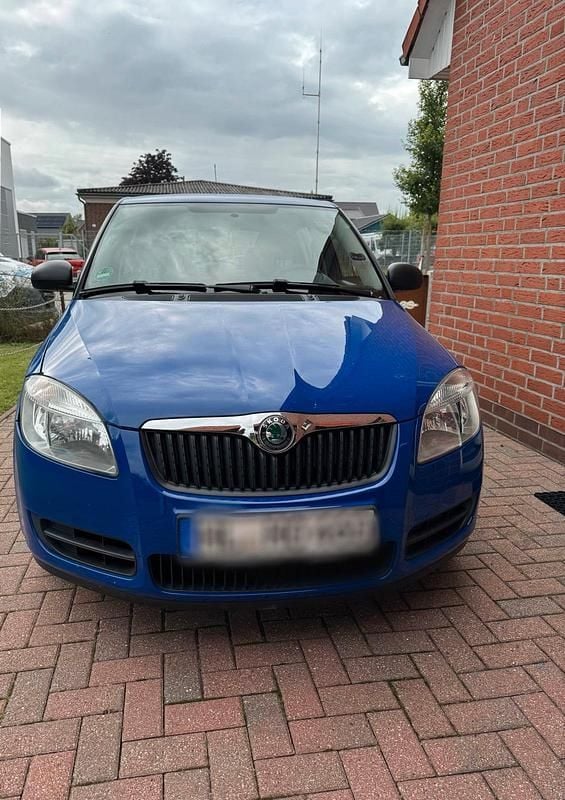 Blau Gebraucht 2010 Skoda Fabia Kleinwagen | 2.899 € (Guter Preis) - Bild 1/4