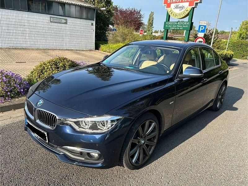 Blau Gebraucht 2016 BMW 318 Luxury Line Limousine | 14.190 € (Fairer Preis) - Bild 1/4