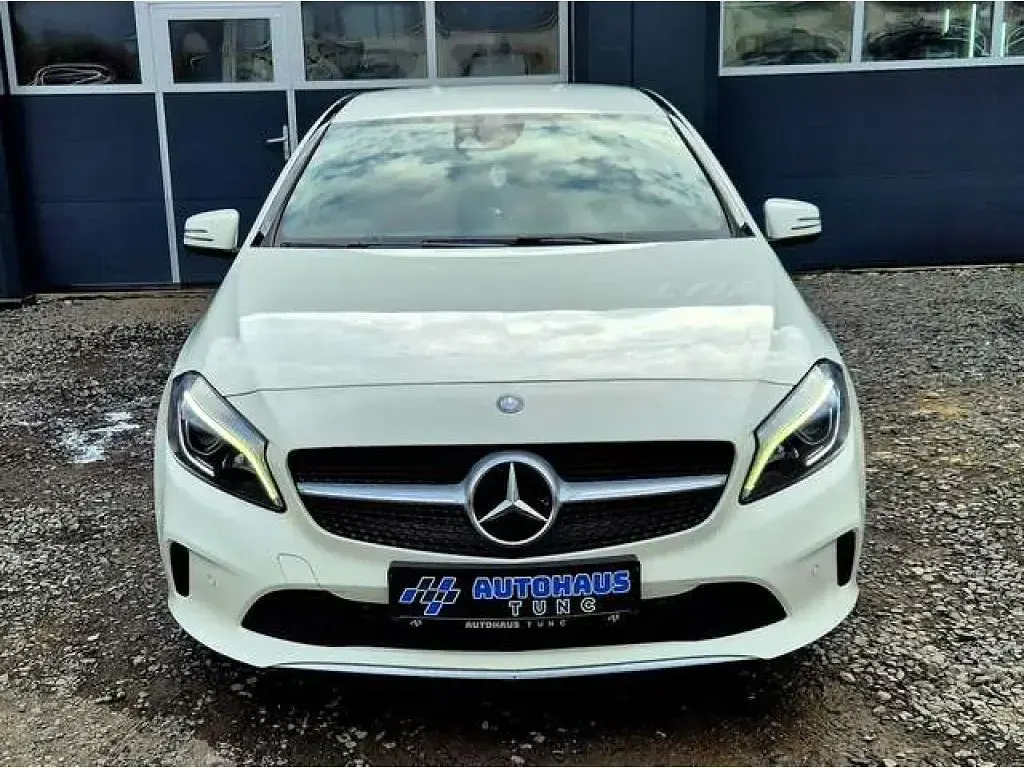 Gebraucht Mercedes A180 122 PS (89 kW) 2015 Calcitweiss  unilack Limousine