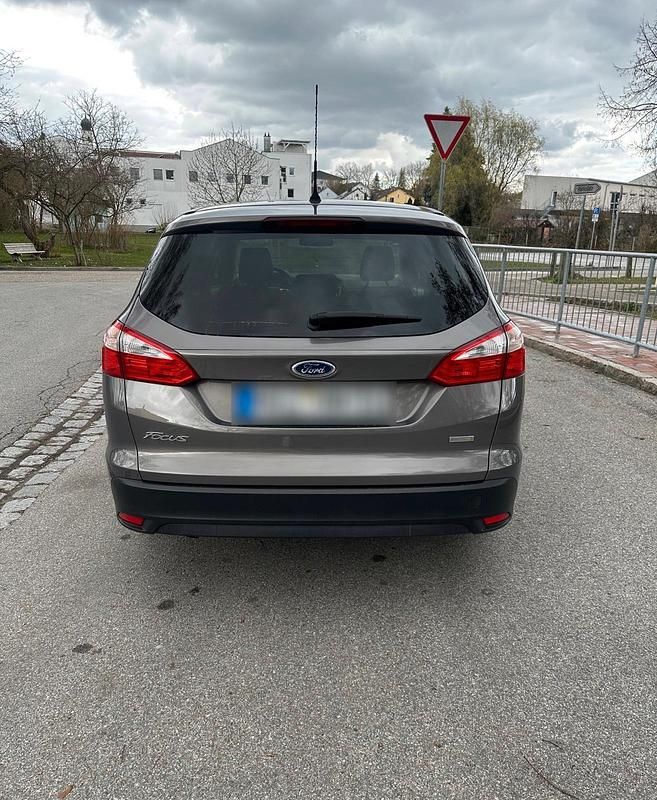 Gebraucht Ford Focus Titanium 125 PS (91 kW) 2014 Grau Kombi