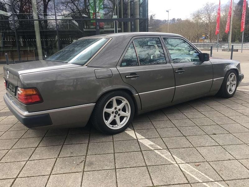 Gebraucht Mercedes E230 Sportline 132 PS (97 kW) 1989 Anthrazitgraumet Limousine