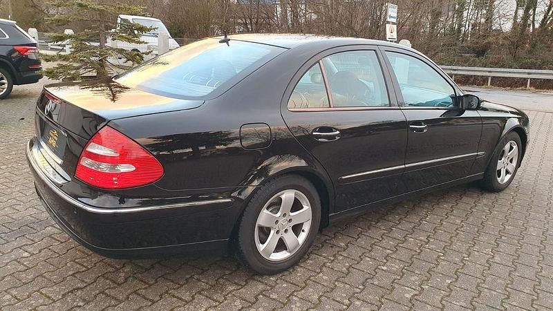 Gebraucht Mercedes E220 Avantgarde 150 PS (110 kW) 2005 Schwarz Limousine