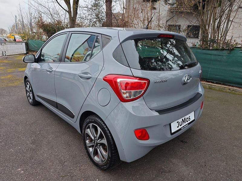Gebraucht Hyundai i10 Edition 67 PS (49 kW) 2015 Grau Kleinwagen