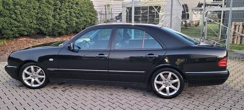 Schwarz Gebraucht 1999 Mercedes E430 Avantgarde Limousine | 4.500 € (Fairer Preis) - Bild 1/4