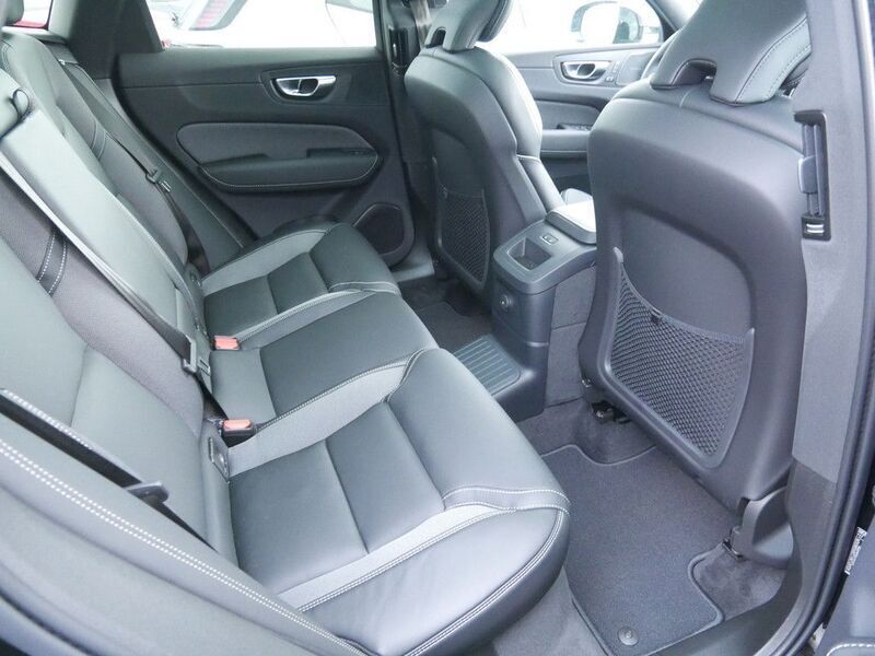 Neu Volvo XC60 Plus 455 PS (334 kW) 2025 Schwarz SUV