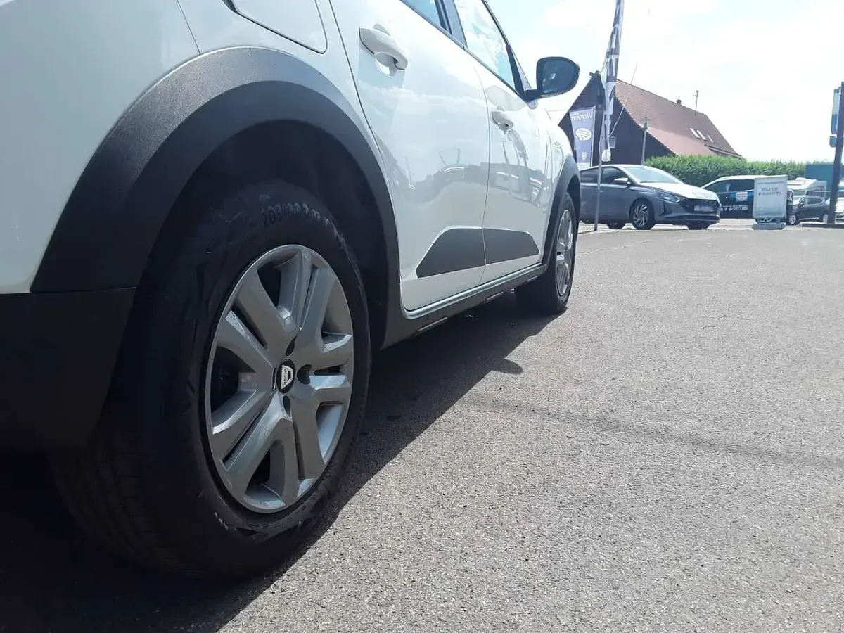 Gebraucht Dacia Sandero Comfort 101 PS (74 kW) 2021 Arktis weiß Kleinwagen