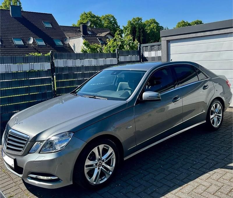 Grau Gebraucht 2011 Mercedes E200 Limousine | 9.995 € (Fairer Preis) - Bild 1/4