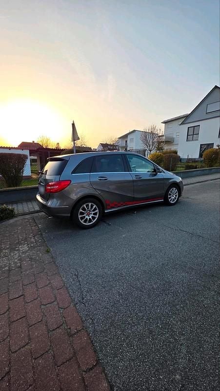 Gebraucht Mercedes B180 122 PS (89 kW) 2012 Grau Van / Kleinbus