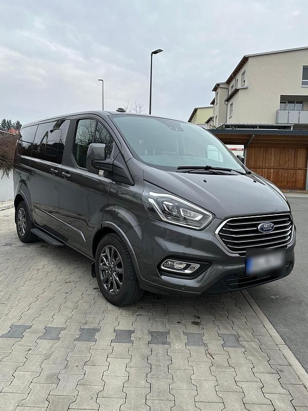 Grau Gebraucht 2021 Ford Tourneo Custom Titanium X Van / Kleinbus | 42.899 € (Teuer) - Bild 1/4