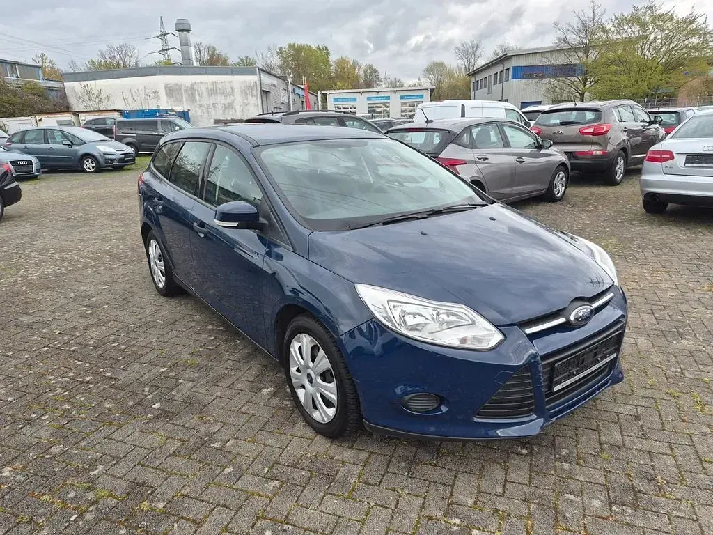 Używany Ford Focus Ambiente 101 KM (74 kW) 2014 Niebieski Sedan/Limuzyna