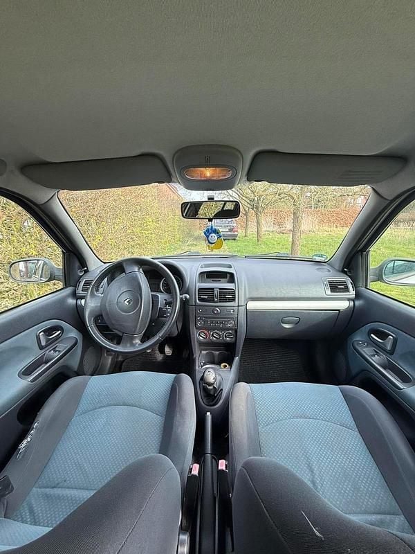 Gebraucht Renault Clio II 58 PS (42 kW) 2005 Silber Kleinwagen