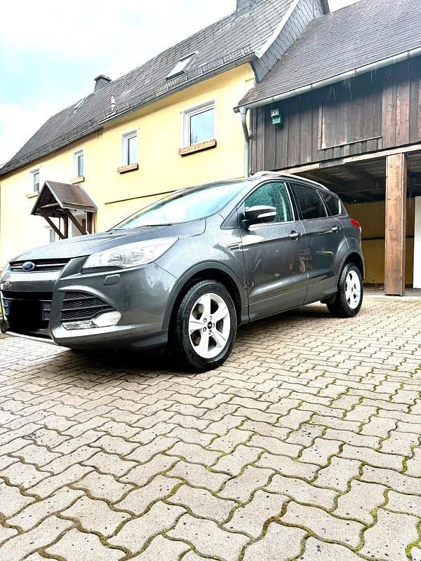 Gebraucht Ford Kuga 120 PS (88 kW) 2016 Grau SUV