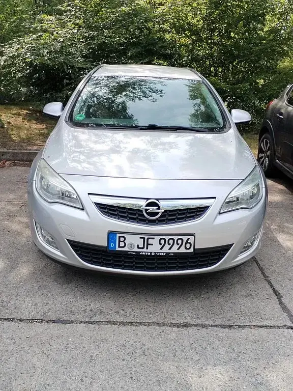 Gebraucht Opel Astra 95 PS (69 kW) 2011 Silber Kombi