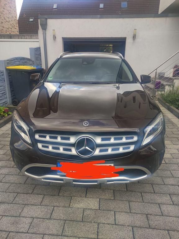 Braun Gebraucht 2016 Mercedes GLA250 Urban SUV | 19.000 € (Guter Preis) - Bild 1/4