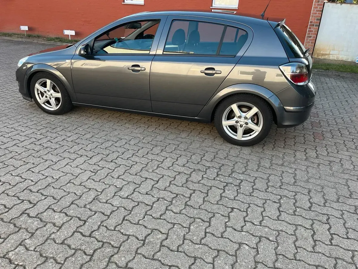 Gebraucht Opel Astra 125 PS (91 kW) 2009 Grau Limousine