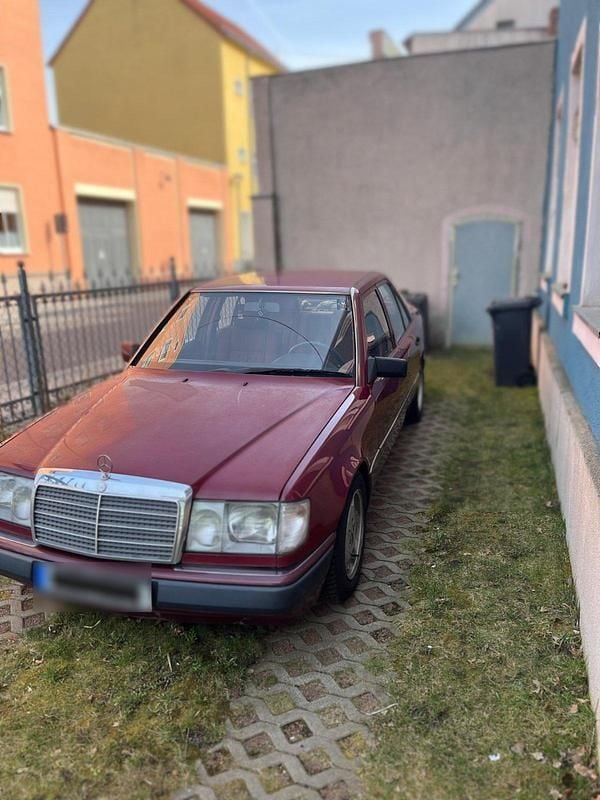 Gebraucht Mercedes E220 150 PS (110 kW) 1992 Rot Limousine