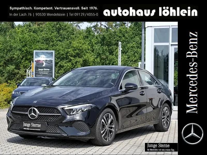 Kosmosschwarz lack Gebraucht 2024 Mercedes A200 Progressive Limousine | 31.888 € (Etwas zu teuer) - Bild 1/4