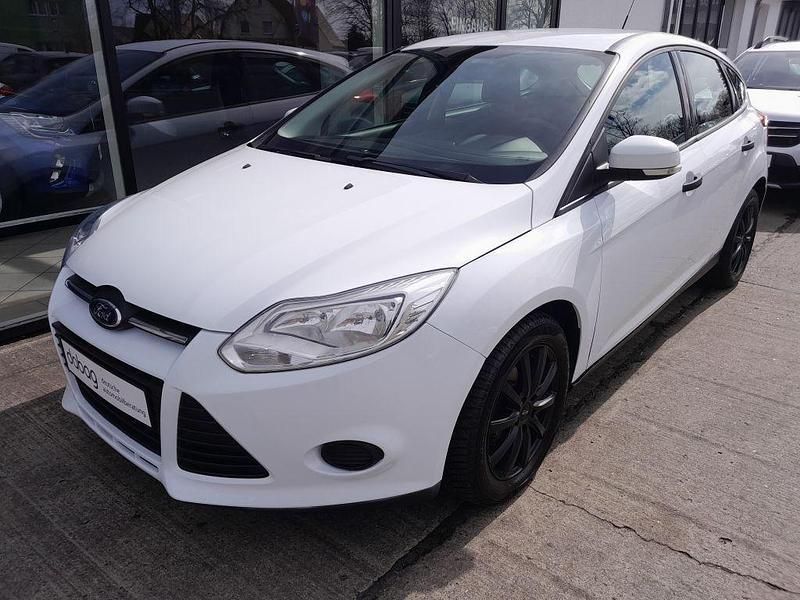 Frozen white Gebraucht 2014 Ford Focus Ambiente Limousine | 8.990 € (Teuer) - Bild 1/4