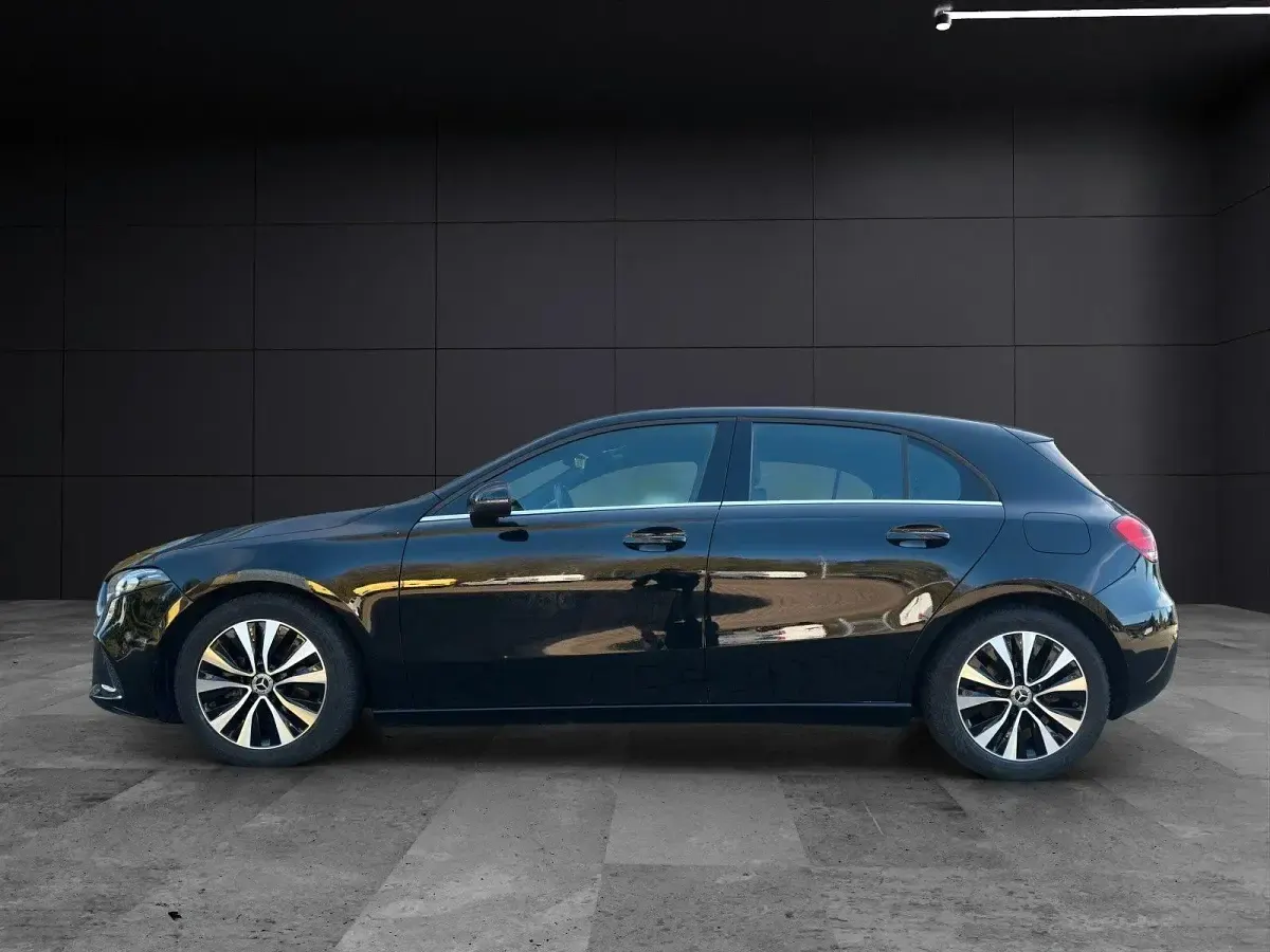 Gebraucht Mercedes A180 136 PS (100 kW) 2021 Schwarz Limousine