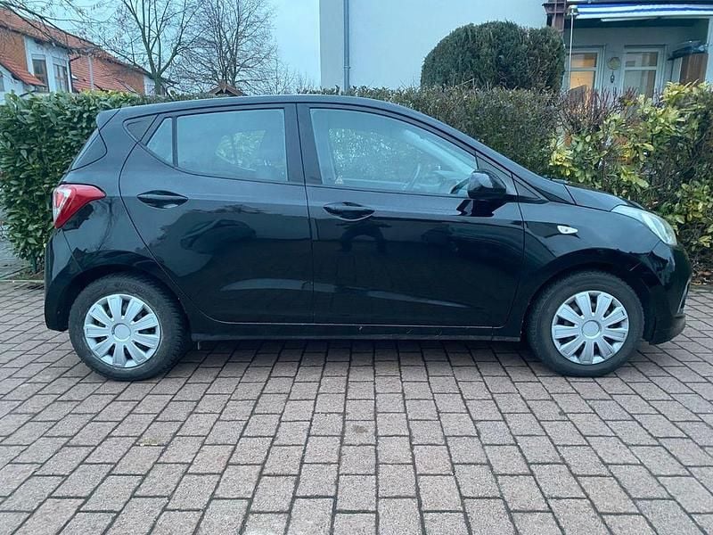Gebraucht Hyundai i10 Edition 67 PS (49 kW) 2015 Schwarz Kleinwagen
