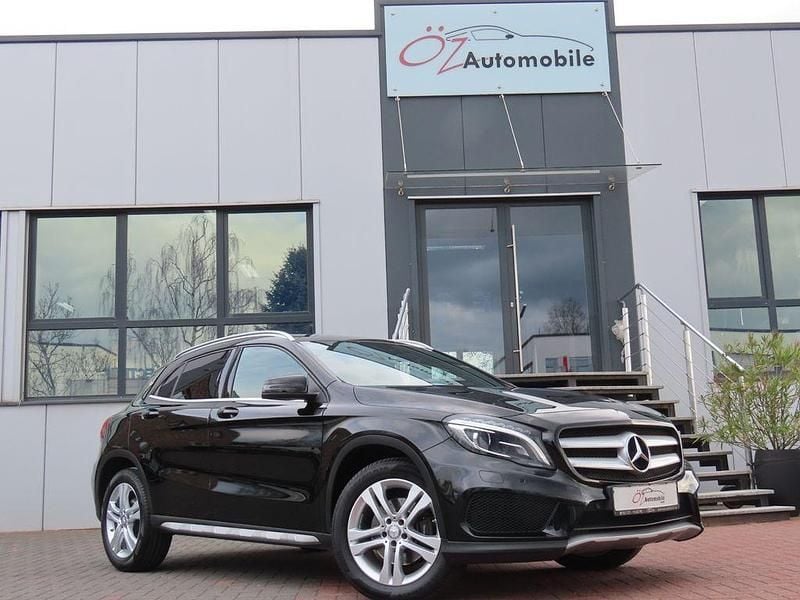 Schwarz Gebraucht 2016 Mercedes GLA220 AMG line SUV | 15.900 € (Fairer Preis) - Bild 1/4