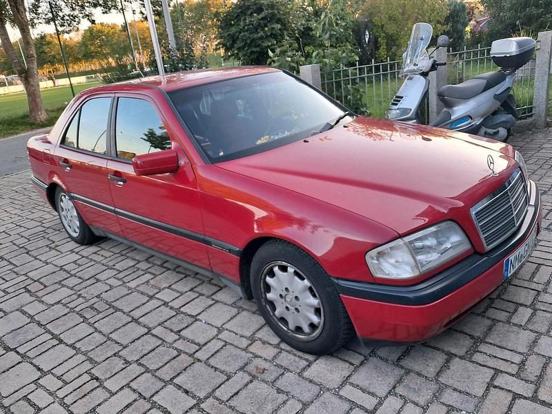 Rot Gebraucht 1996 Mercedes C180 Limousine | 1.100 € (Guter Preis) - Bild 1/4