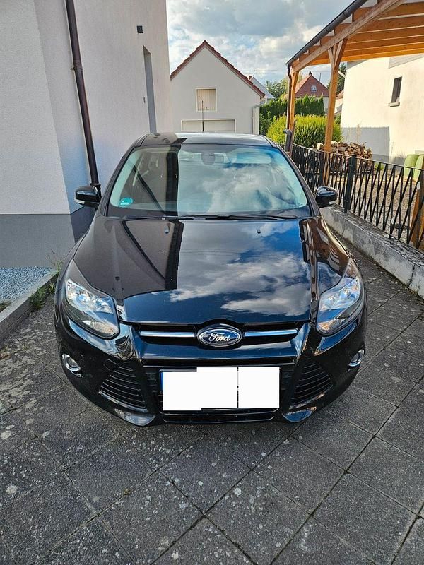 Schwarz Gebraucht 2011 Ford Focus Titanium Limousine | 7.000 € (Fairer Preis) - Bild 1/4