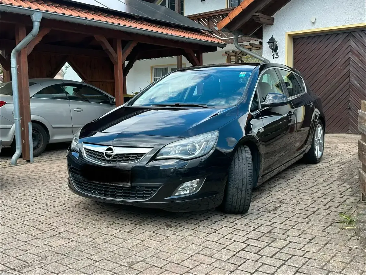 Używany Opel Astra Cosmo 2011 Czarny Sedan/Limuzyna