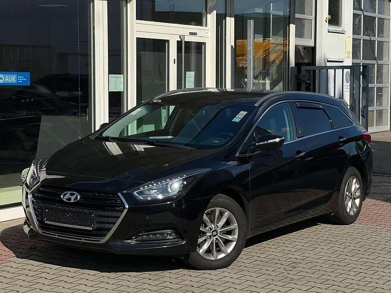 Phantom black / mic Gebraucht 2015 Hyundai i40 Trend Kombi | 8.490 € (Fairer Preis) - Bild 1/4