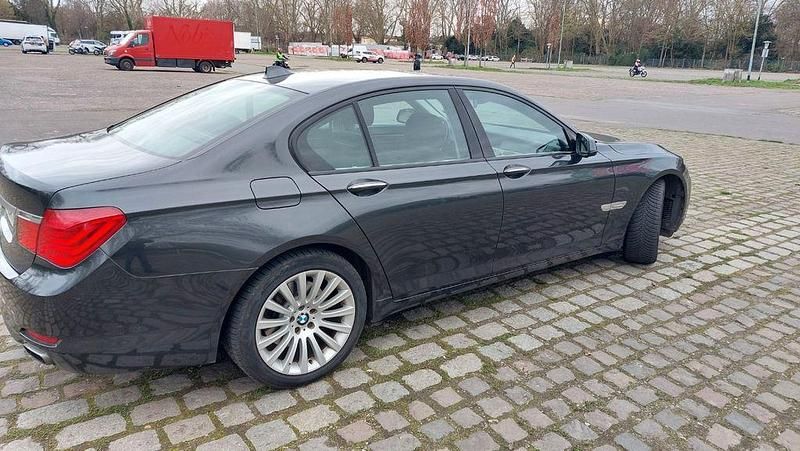 Gebraucht BMW 740 326 PS (239 kW) 2009 Grau Limousine