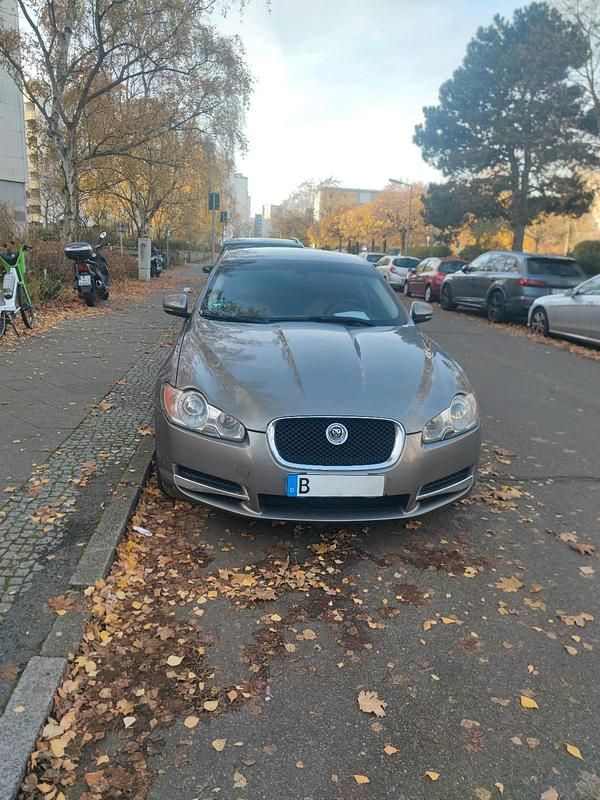 Grau Gebraucht 2010 Jaguar XF S Limousine | 13.000 € - Bild 1/4