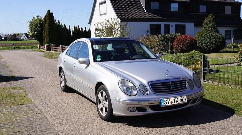 Gebraucht Mercedes E240 Elegance 177 PS (130 kW) 2001 Silber Limousine