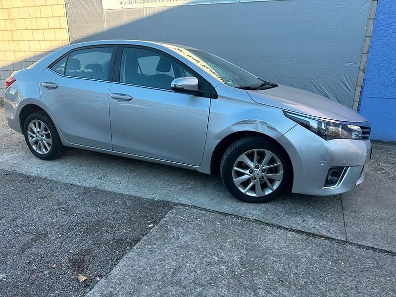 Gebraucht Toyota Corolla Life+ 132 PS (97 kW) 2014 Silber Limousine