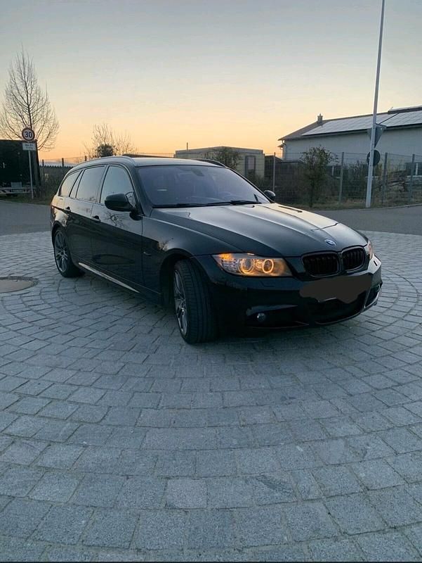 Schwarz Gebraucht 2010 BMW 330 Sport Line Kombi | 6.500 € (Superpreis) - Bild 1/4