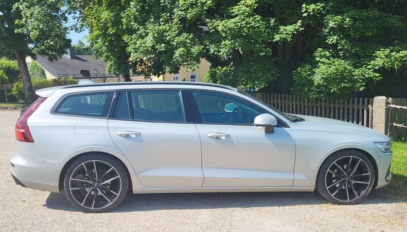 Silber Gebraucht 2019 Volvo V60 Kombi | 18.500 € - Bild 1/4