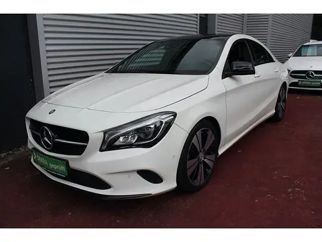 Gebraucht Mercedes CLA250 Night 211 PS (155 kW) 2016 Calcitweiss/zirrusweiss (metallic) Limousine