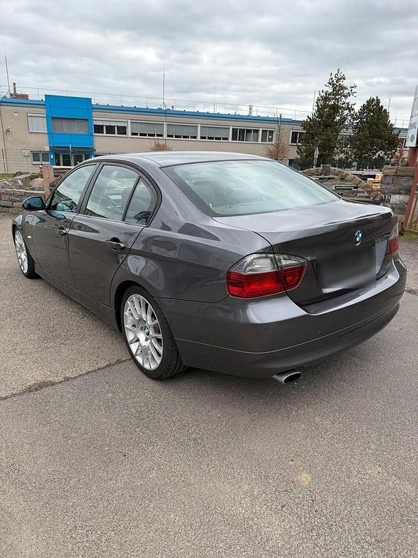 Gebraucht BMW 318 143 PS (105 kW) 2007 Grau Limousine