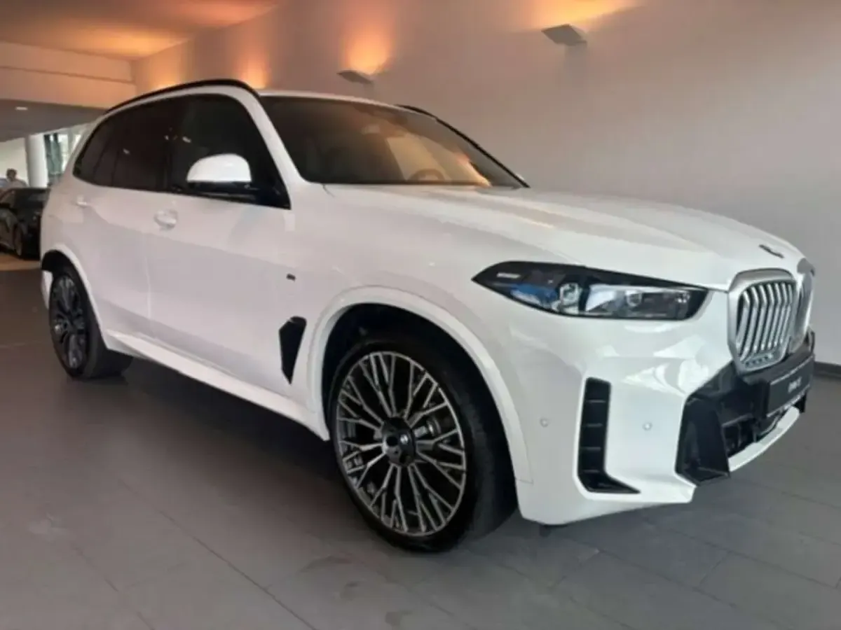 Neu BMW X5 M Sport 298 PS (219 kW) 2026 Alpinweiss uni SUV