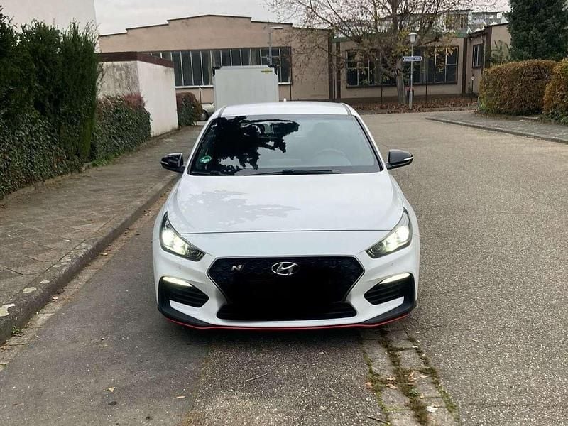 Weiß Gebraucht 2018 Hyundai i30 N Performance Kombi | 21.990 € (Fairer Preis) - Bild 1/4