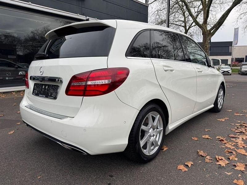 Gebraucht Mercedes B200 156 PS (114 kW) 2018 Weiß Van / Kleinbus