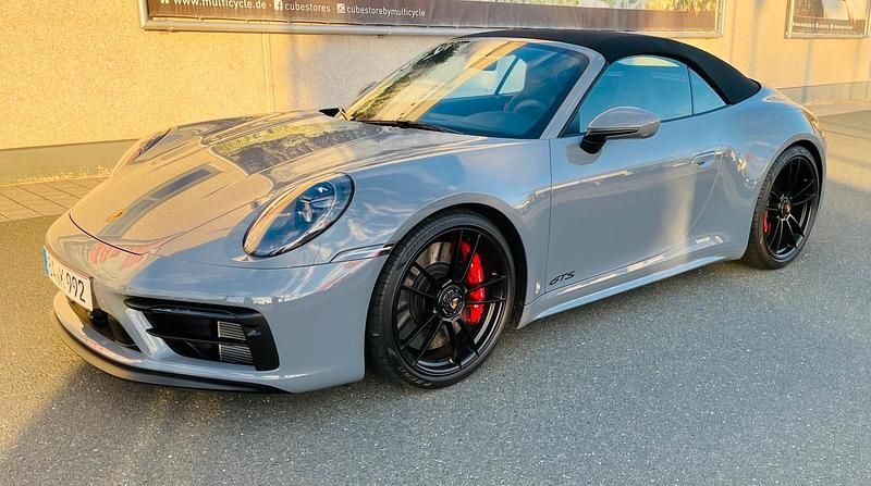 Grau Gebraucht 2024 Porsche 911 Carrera 4 GTS Cabrio | 167.992 € (Fairer Preis) - Bild 1/4