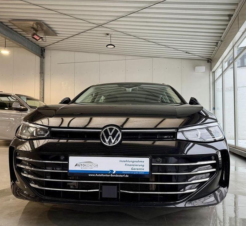 Grenadillschwarz Gebraucht 2024 VW Passat Elegance Kombi | 29.970 € - Bild 1/4