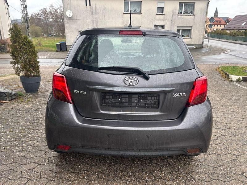 Gebraucht Toyota Yaris Life 69 PS (50 kW) 2015 Grau Kleinwagen