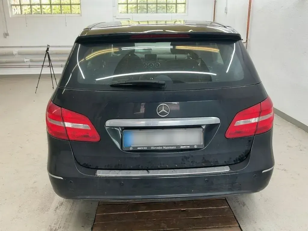 Gebraucht Mercedes B180 109 PS (80 kW) 2013 Schwarz Kleinwagen