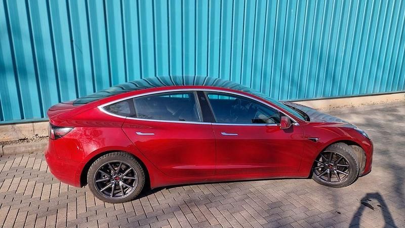 Usado Tesla Model 3 191 kW (261 HP) 2018 Vermelho Sedan